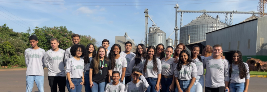 Alunos do Programa Jovem Aprendiz do Senar realizam visita técnica à Fazenda Progresso